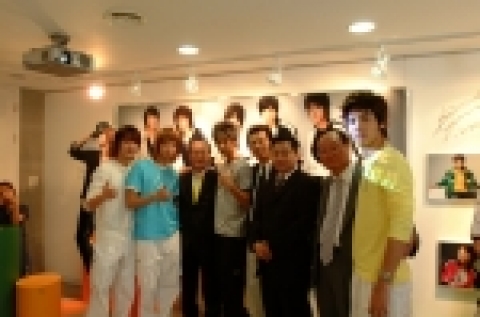 휠라영스 오픈 일에 축하차 매장을 방문한 동방신기와의 기념촬영