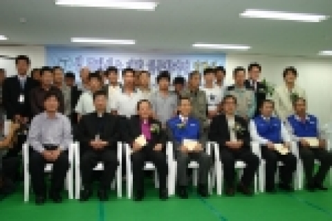 성 프란시스 대학 입학식을 마친후 입학생 전원이 기념촬영을 하고 있다