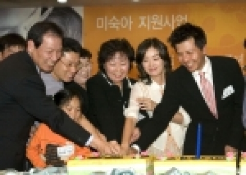 교보생명과 아름다운재단은 '다솜이 작은 숨결 살리기' 1주년을 맞아 미숙아 돌잔치를 겸한 기념행사를 열었다. 사진은 행사에 참석한 교보생명 박성규 대표이사(맨 왼쪽), 홍보대사 탤런트 오연수 부부(오른쪽), 미숙아 가족 등이 함께 돌떡을 자르고 있는 모습