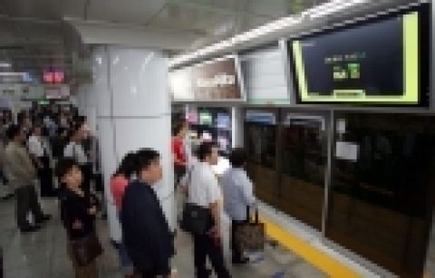 현대카드·현대캐피탈(대표 정태영)은 국내 최초로 지하철 2호선 사당역에 스크린도어 광고를 도입했다고 22일 밝혔다. 컨셉트는 ‘사당역 갤러리’로, 마치 팝 아트 전시장처럼 꾸몄다.