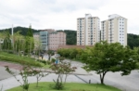 경상대학교는 영어전용강의동과 학생생활관 6동, 7동을 합하여 잉글리시 존으로 운영하고 있다