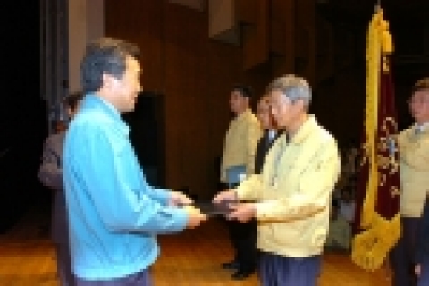 손학규 경기도지사가 9월 22일 경기도 문화의 전당에서 열린 제 30주년 민방위대 창설 기념행사에서 관련 유공자를 표창하고 있다.