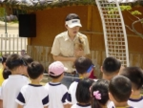 “놀토 동물학교”는 어린이들이 원숭이·훼렛(족제비과)·구관조 등 페팅이 가능한 동물을 관찰·체험한다.