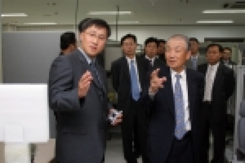 분당에 위치한 C&S Microwave㈜를 방문한 조정남 부회장이 이홍배 사장에게 회사 설명을 들으며 애로사항을 물어보고 있는 모습.