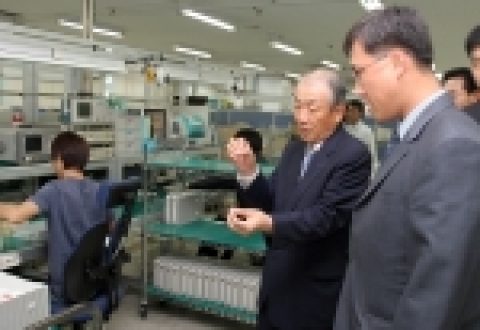 분당에 위치한 C&S Microwave㈜를 방문한 조정남 부회장이 이홍배 사장에게 회사 설명을 들으며 애로사항을 물어보고 있는 모습.