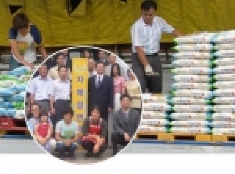 ‘백운 명품 쌀’의 전국 배송을 준비하는 애련1리 주민들 (원내는 명승의 임직원과 주민들이 지난 7월 자매결연 현판식을 가진 후 기념촬영 한 모습)