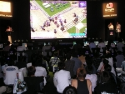 동경게임쇼2005에서 많은 일본 게이머들의 관심있게 '요구르팅' 게임시연을 지켜보고 있다.