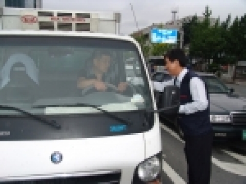 경남은행 봉사단이 마산 석전사거리 인근에서 교통안전 캠페인을 펼치고 있다.