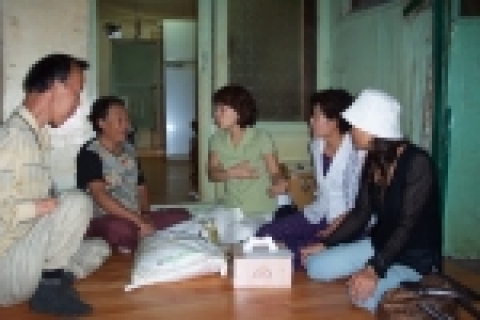 화정2동 주민자치위원회는 최근 덕양 한가족 후원대상자인 원은순 씨외 저소득 이웃 4명에게 백미(20㎏) 1포대씩을 지원하였다.