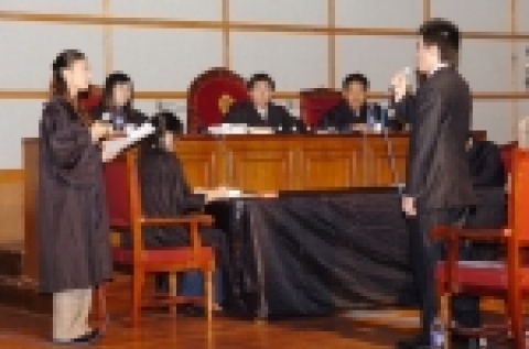 조선대학교 법과대학 형사법학회(학회장 이현주 법학과 2)는 제21회 형사모의재판을 9월 23일 오후 3시 법과대학 2층 모의법정실에서 거행했다.