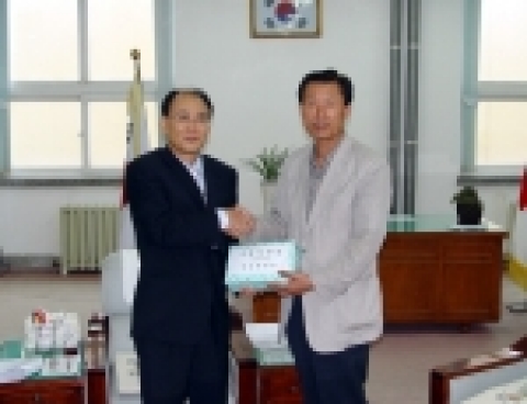 23일 성금을 전달하는 김동희 영남대 총무처장(좌)와 오창근 울릉군수 