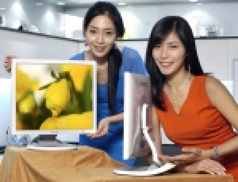 삼성전자가 곡선미를 살린 새로운 디자인과 고급 사양을 갖춘 프리미엄 LCD 모니터 2종(17인치:SyncMastermagic CX718T, 19인치: SyncMastermagic CX915T)을 선보였다.