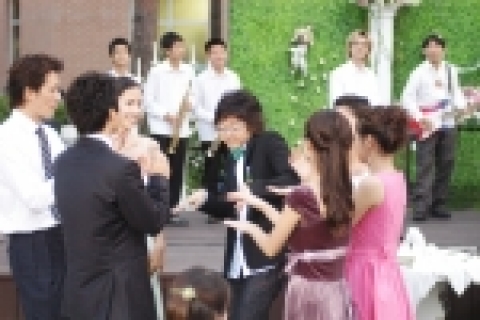 메이필드호텔(www.mayfield.co.kr)은 KBS 드라마 `웨딩’에서 극중 승우(류시원), 세나(장나라)의 결혼식을 그대로 재현하는 `드라마 웨딩’을 상품으로 선보인다.