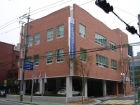 서울시는 지난 8월 16일 성동구 홍익동 102번지에 지하1층, 지상3층, 연면적 420평 규모의 시립장애인치과병원을 임시 개원, 40여일 간의 시험운영기간을 거쳐 9. 26 오후3시 개원식과 함께 본격적인 진료를 시작한다고 밝혔다.