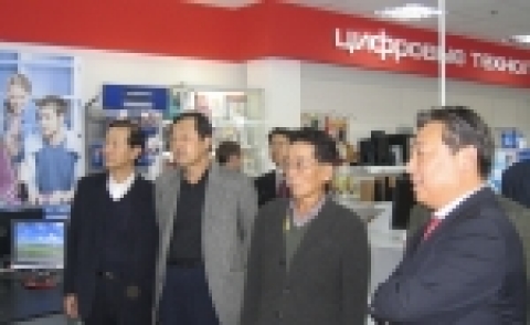 홍성원 G모바일 회장, 김일섭 다산회계법인 대표, 진념 前 부총리 겸 재정경제부 장관(사진 왼쪽부터) 등 LG전자 사외이사들이 24일 모스크바 현지 가전 정보통신매장에 들러 LG전자 CIS지역대표 안성덕 상무(사진 오른쪽)의 안내를 받으며 제품 판매현황과 마케팅활동 등을 직접 눈으로 확인하고 있다.