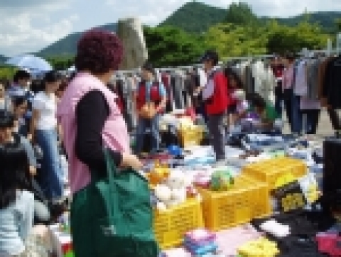 인천시에서는 2005년 9월 24일(토) 인천대공원에서 일반시민 약 13,000여명이 참가하는 『인천시민 행복한 나눔장터』 첫 번째 개장 행사를 열었다. 