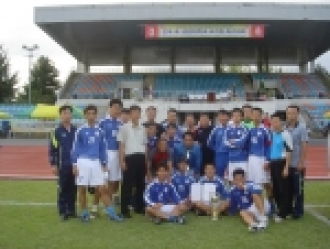 경상대학교는 지난 22-23일 이틀간 충남대학교에서 열린 제1회 부총리 겸 교육인적자원부 장관기 전국 국공립대학교 교직원 축구대회에서 준우승을 차지했다. 대회 후 기념촬영을 하고 있다.
