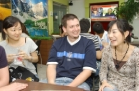 영어 도우미로 활동하고 있는 호주 대학생들