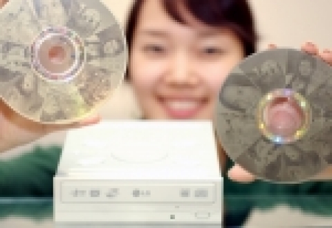 LG전자가 모든 미디어 재생/기록 뿐 아니라 부가기능까지 갖춘 16배속 슈퍼멀티 DVD- Writer(모델명:GSA-4166B)를 출시한다.