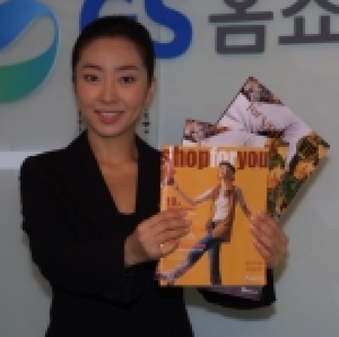 GS홈쇼핑은 9월27일(화) 업계 최초로 쇼핑 카탈로그 택배 서비스를 개시하고, 기존 우편만으로 가정에 발송되던 샵포유(shop for you) 10월호를 GS클럽(VIP) 고객을 대상으로 신청을 받아 택배송하기로 했다.