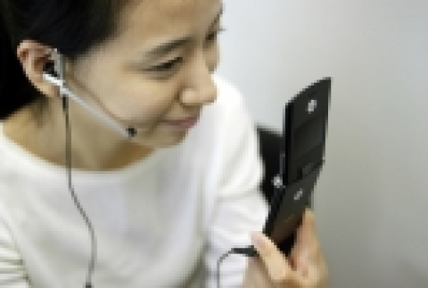 모토로라 블랙레이저, 오디오 명품 브랜드 뱅앤올룹슨 모바일 이어셋 사용 장면