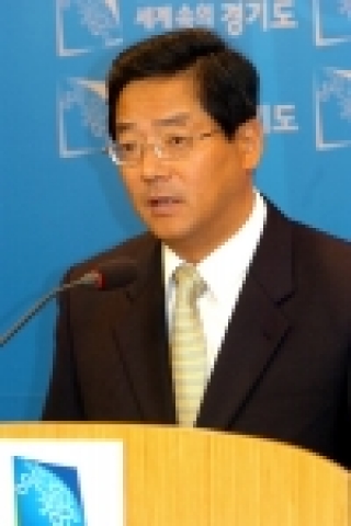 황준기 경기도 기획관리실장이 신빈곤 취약층을 위한 과감한 지원시책과 소상공인지원 등을 담은 제2회 추경예산안에 대하여 경기도청 브리핑룸에서 설명하고 있다.