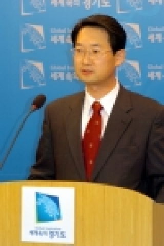 김희겸 보건 복지국장이 신빈곤 취약층을 위한 과감한 지원시책과 네이버 와치사업, 단전 가구 전력공급비 지원등을 담은 복지추경예산안에 대하여 경기도청 브리핑룸에서 설명하고 있다.