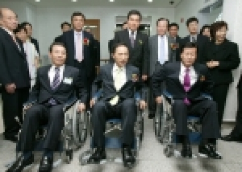 시립장애인치과병원의 개원식에서 휠체어 체험장면
