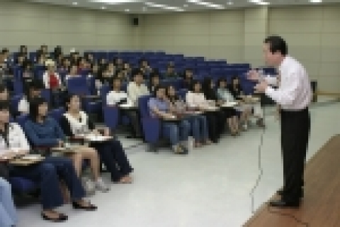 상명대학교는 이상벽 아나운서를 초청하여 특강을 연다.