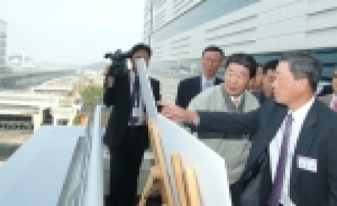구본무 LG회장(사진 맨 오른쪽)이 LG필립스LCD 파주공장 현장에서 구본준 LG필립 스LCD 부회장으로부터 파 주공장 건설현황에 대한 브리핑을 받는 장면