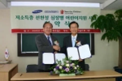삼성코닝정밀유리 이석재 사장(사진 오른쪽)은 27일 세이브더칠드런 이상대 이사장(사진 왼쪽에서 두번째)과 함께 선천성 심장병 어린이 돕기 지원 협약식을 갖고, 연간 3억 6천만원의 심장병 수술비를 지원키로 했다.
