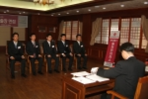 LG필립스LCD에서는 9월 27일 동의과학대학을 방문하여 오후 3시부터 대학 석당홀 세미나실에서 2005년 하반기 신입사원 모집을 위한 출장면접을 실시했다.