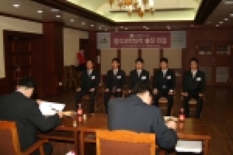LG필립스LCD에서는 9월 27일 동의과학대학을 방문하여 오후 3시부터 대학 석당홀 세미나실에서 2005년 하반기 신입사원 모집을 위한 출장면접을 실시했다.