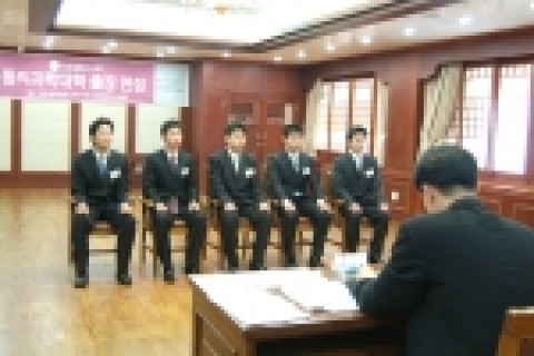 LG필립스LCD에서는 9월 27일 동의과학대학을 방문하여 오후 3시부터 대학 석당홀 세미나실에서 2005년 하반기 신입사원 모집을 위한 출장면접을 실시했다.
