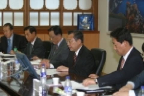 해외 저작권침해에 효과적으로 대응하기 위해 민·관 합동으로 설립된 ‘해외저작권보호협의체’가 ‘05.9.27일 (화) 오후 2시부터 1시간 30분 동안 문화관광부 장관회의실에서 제1차 회의를 개최하였다.