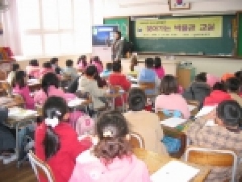 마산시립박물관은 관내 초등학교를 대상으로 우리 지역의 역사와 문화를 올바르게 이해시키고 자긍심과 애향심을 고취시키기 위해 “찾아가는 박물관 교실”을 운영, 학생들로부터 좋은 반응을 얻고 있다.