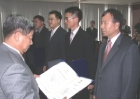 김동남 서울지방노동청장이 서울통신기술 유준열 상무(우측)에게 노사우수문화기업 인증서를 수여하고 있다