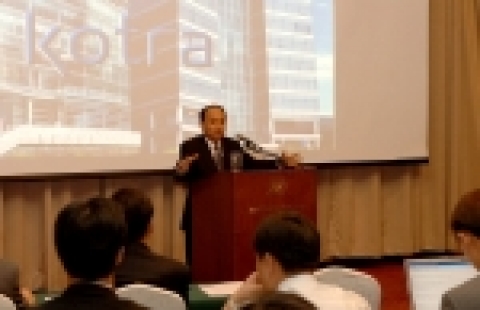 10월 1일부로 시행하는 KOTRA 조직 및 기능개편안에 대하여 홍기화 사장이 기자간담회에서 설명하고 있는 모습 