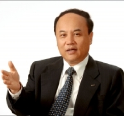 10월 1일부로 시행하는 KOTRA 조직 및 기능개편안에 대하여 홍기화 사장이 기자간담회에서 설명하고 있는 모습 