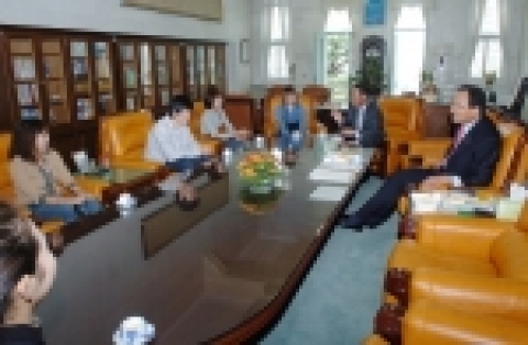 김주훈 조선대학교 총장은 9월 28일 오전 10시 30분 총장실에서 일본 시즈오카대학 교환학생으로 1년 동안 파견되는 학생 5명을 접견하고 이들을 격려했다. 