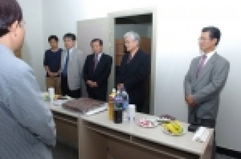 조선대학교 사범대학(학장 박순철)은 학생들의 면학 분위기 조성을 위해 건물 4층에 사범대학 전용 정독서실인 성지독서실2를 마련하고 9월 28일 오후 3시 개관식을 가졌다.