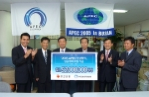 부산은행은 '부산은행 APEC 제휴카드'로 조성된 APEC 성공개최 후원금 5,200만원을 APEC범시민지원협의회에 9월 28일 전달하였다.
