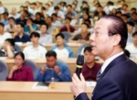 LG전자 CTO(최고기술책임자) 이희국(李熙國) 사장이 28일 오후 서울대 전기공학부 이공계 대학원생 200여명을 대상으로 「Digital Convergence Technology & Product Trend」라는 주제로 특강을 펼치며 공학도에게 필요한 통찰력과 풍부한 경영 노하우 등을 현장감 있게 전달했다.