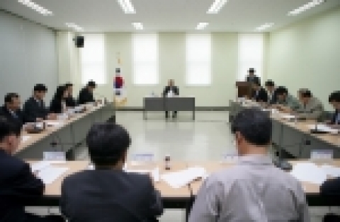 일산서구청은 지난 28일 구청 소속 5급 이상(과장,동장) 전 간부들이 모여 확대간부회를 실시하였다.