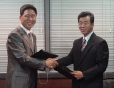 업무 협약 양해각서를 교환하고 있는 명승건축의 주수웅 사장(오른쪽)과 삼양에코너지의 김윤호 대표(왼쪽).