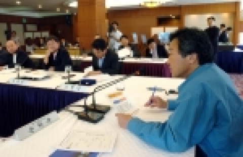 손학규 경기도지사가 29일 용인시 소재 삼성 노블카운티에서 개최된 한류우드 사업 자문위원회 창립회의에 첨석하여 추진사항등을 점검하고 있다. 