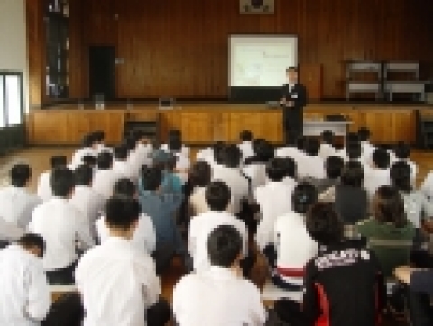 경남은행은 지난 29일(목) 오전 11시와 오후 2시 두차례에 걸쳐, 의령 신반정보고등학교 및 의령종합고등학교 강당에서 전교생을 대상으로 한 <청소년 금융경제교육>을 실시하였다.