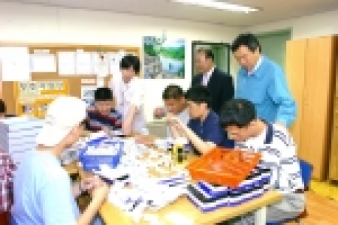 손학규 경기도지사는 29일 구리시 수택동 소재 구리시 장애인 종합 복지관을 방문해 관계자들을 격려하고 시설을 돌아본 뒤 재활작업 치료중인 장애인을 위문했다.