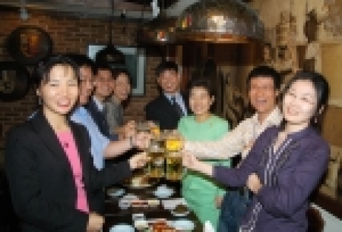 9월 29일 저녁 7시 청사인근 호프브로이에서 장하진 장관이 실무직원들과 어울려 건배하는 모습, 왼쪽부터 노영희, 김광윤, 설종진, 황윤정, 이성선, 장관, 박천택, 동유주