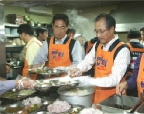 한국전력 한준호 사장(오른쪽)과 김주영 전국전력노조위원장(왼쪽)이 9.30 다일복지재단 밥퍼운동본부에서 무료배식 봉사활동을 펼치고 있다.